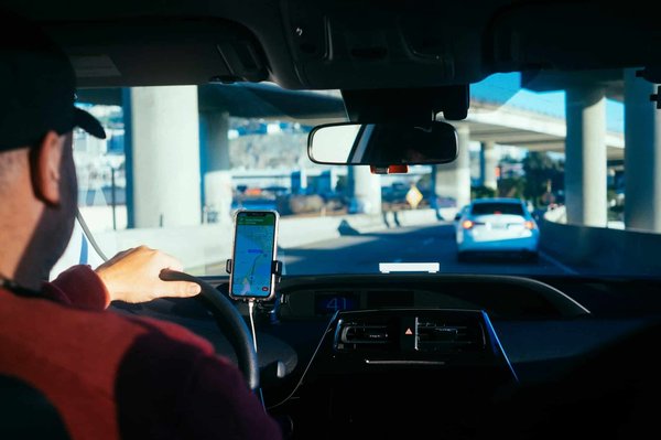 Comment les dispositifs de surveillance de la posture du conducteur peuvent-ils prévenir les risques liés à une mauvaise ergonomie ?